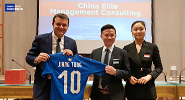 神州英才访问意大利参议院，姜桐获赠意大利国家队10号球衣