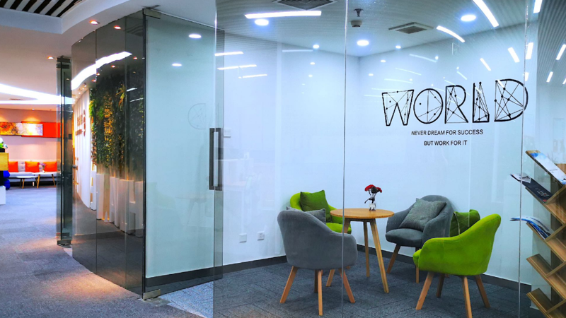 神州英才将企业文化融入到了公司的装修环境中，因为公司始终认为企业只有重视文化建设，塑造企业的文化、环境、氛围，最终也才会从中孕育出更多的人才，因此公司的办公环境，以及文化氛围的营造，是公司文化氛围建设很重要的一个载体。